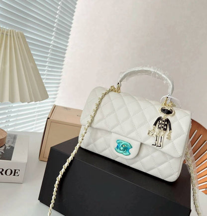CHANEL

 NEW CAME GOOD QUALITY 
WITH BOX 
🎁🎁🎁

100 dhs🪙💕

Zain39
♥️♥️♥️