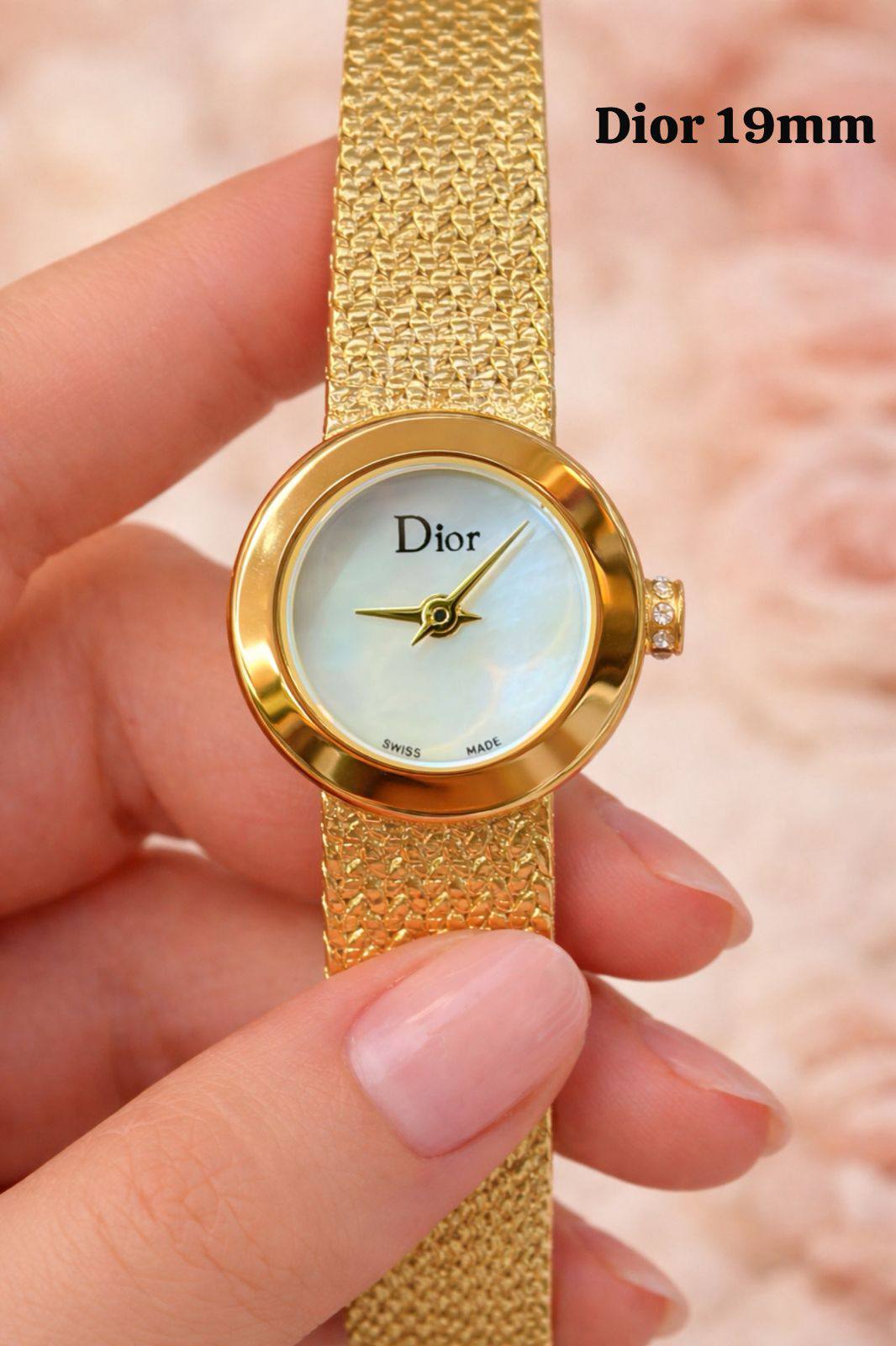 Dior mini size watch for ladies good quality 
170 dhs🌺
 (size 19mm)

Zain59
♥️♥️♥️