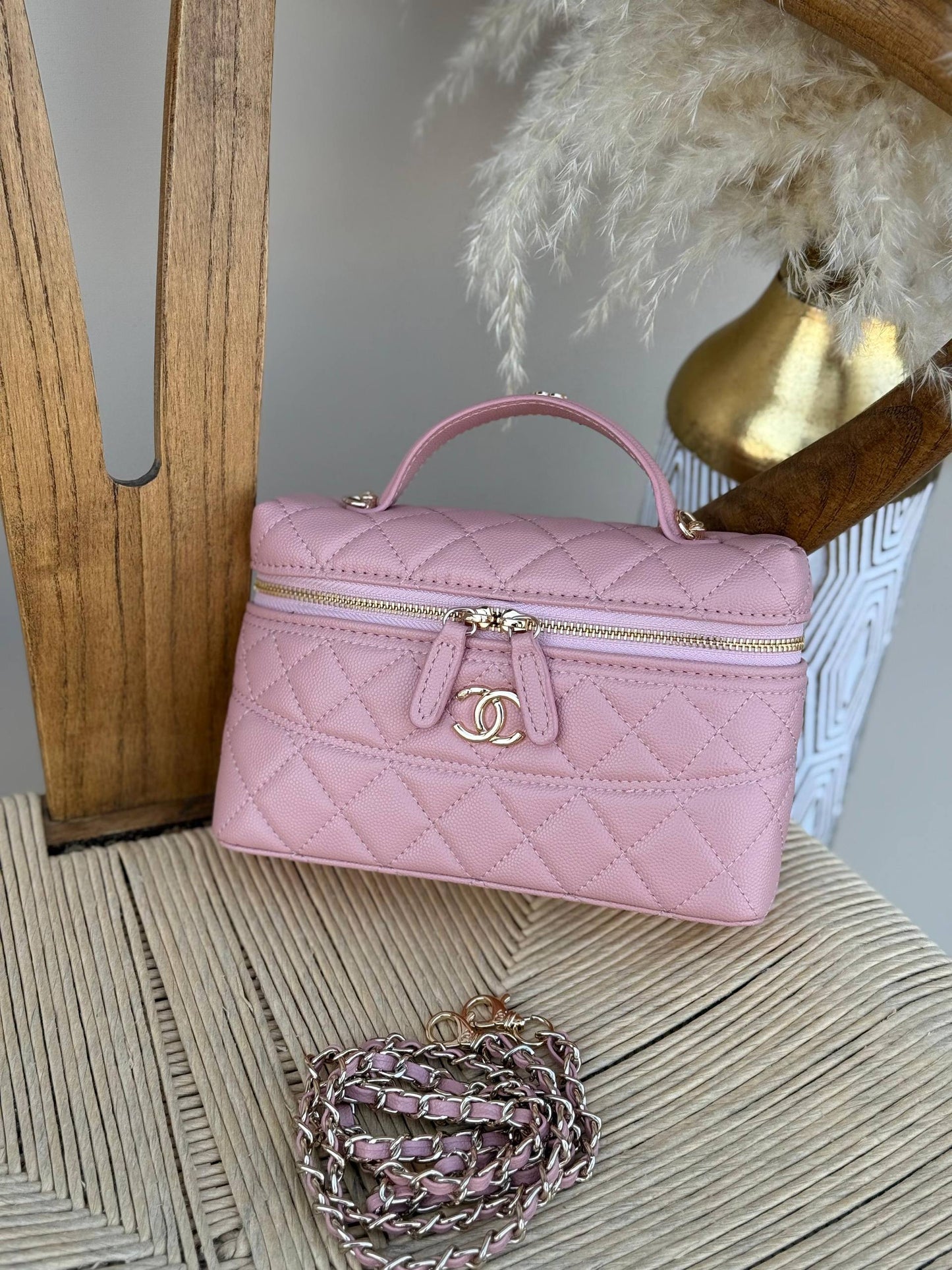 New collection✨✨✨
CHANEL
19cm
340 dhs❣️
Top quality 
With box🎁

Zain167
♥️♥️♥️