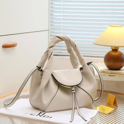 Fendi  
Best quality 
without box 
95 dhs✅
size 32CM

Zain290
♥️♥️♥️