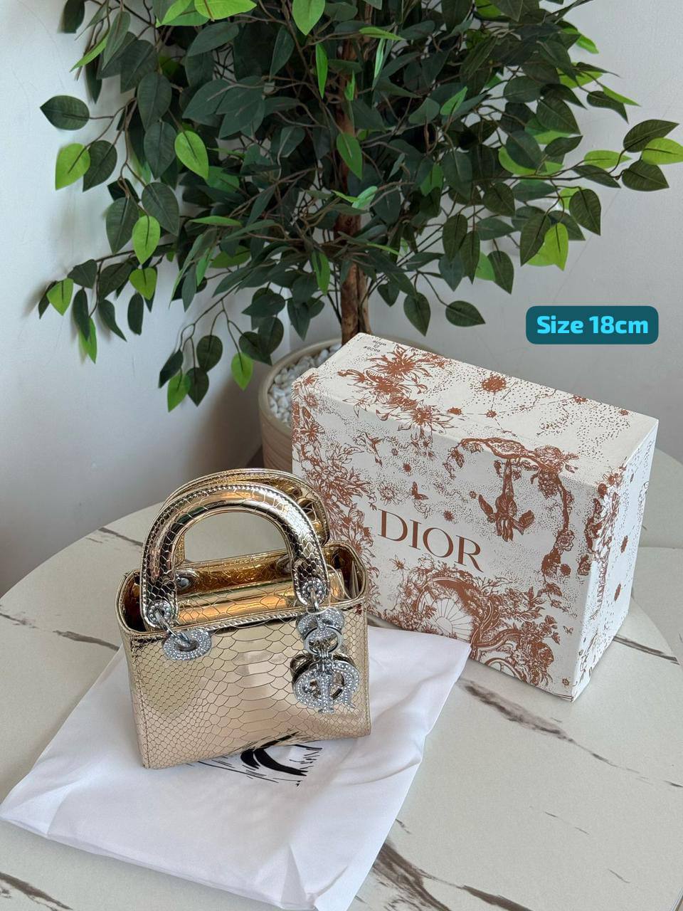 Dior
Good quality 
with box 
🎁🎁🎁

120 dhs✅

Zain186
♥️♥️♥️