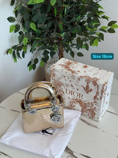 Dior
Good quality 
with box 
🎁🎁🎁

120 dhs✅

Zain186
♥️♥️♥️