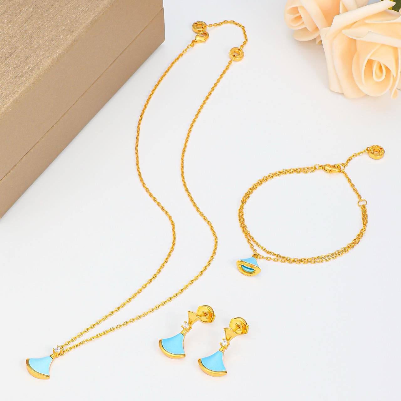 BVLGARI SET 🔥*
Necklace ❣️
Earring 🐦‍🔥
Bracelet 🌸
Master quality 💯
With normal boxes 📦 
120 dhs🪙🌨️
With master box 🗃️ 
170 dhs🪙🌨️

Zain216
♥️♥️♥️