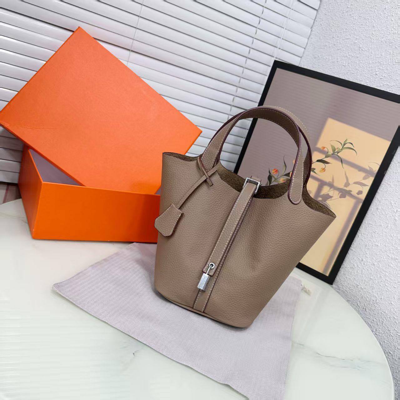 ❤️ Hermes Picotin
1️⃣ First quality +🎁
Size: 20 *19 *15 cm
90 dhs🪙🌨️

with box 🎁

Zain115
♥️♥️♥️