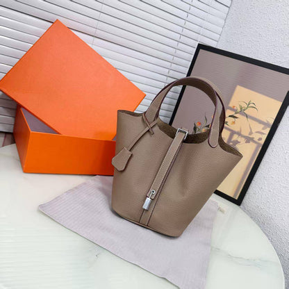 ❤️ Hermes Picotin
1️⃣ First quality +🎁
Size: 20 *19 *15 cm
90 dhs🪙🌨️

with box 🎁

Zain115
♥️♥️♥️