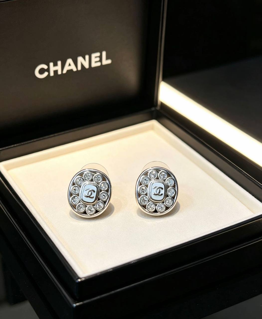 CHANEL 🦋*
Earring 🔥
Master quality 💯
With normal boxes 🗃️ 
And paper bag 🛍️
45 dhs✅
With master box 📦 
70 dhs✅

Zain216
♥️♥️♥️