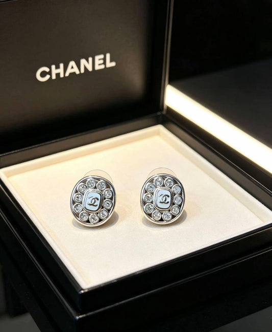 CHANEL 🦋*
Earring 🔥
Master quality 💯
With normal boxes 🗃️ 
And paper bag 🛍️
45 dhs✅
With master box 📦 
70 dhs✅

Zain216
♥️♥️♥️