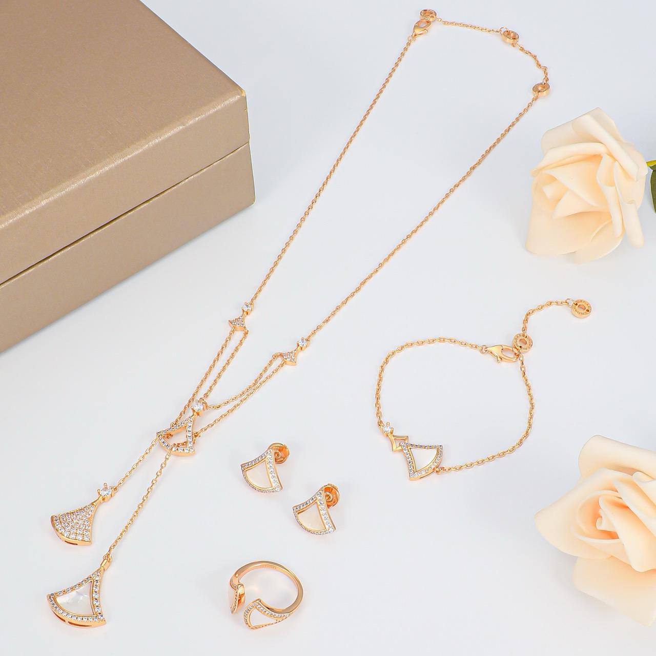 BVLGARI SET 🔥
Necklace 🌊
Earring 🦋
Bracelet 🍁
Ring 💍 free size ✨
With normal boxes 🗃️ 
170 dhs🪙🌨️
With master box 📦 
220 dhs🪙🌨️

Zain216
♥️♥️♥️