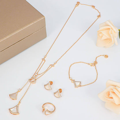 BVLGARI SET 🔥
Necklace 🌊
Earring 🦋
Bracelet 🍁
Ring 💍 free size ✨
With normal boxes 🗃️ 
170 dhs🪙🌨️
With master box 📦 
220 dhs🪙🌨️

Zain216
♥️♥️♥️