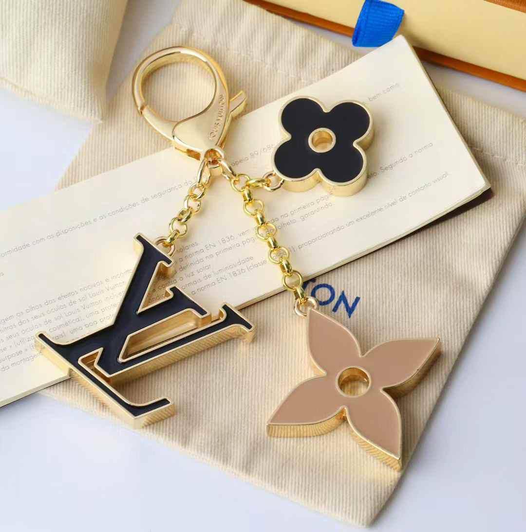 *KEY🗝️ CHAINS* 🔆
*BAG CHARMS*
65 dhs❤️
      *Each*
      *with*
*Good Box* 📦🎁🎁🎁
*MASTER QUALITY*

Zain89
♥️♥️♥️