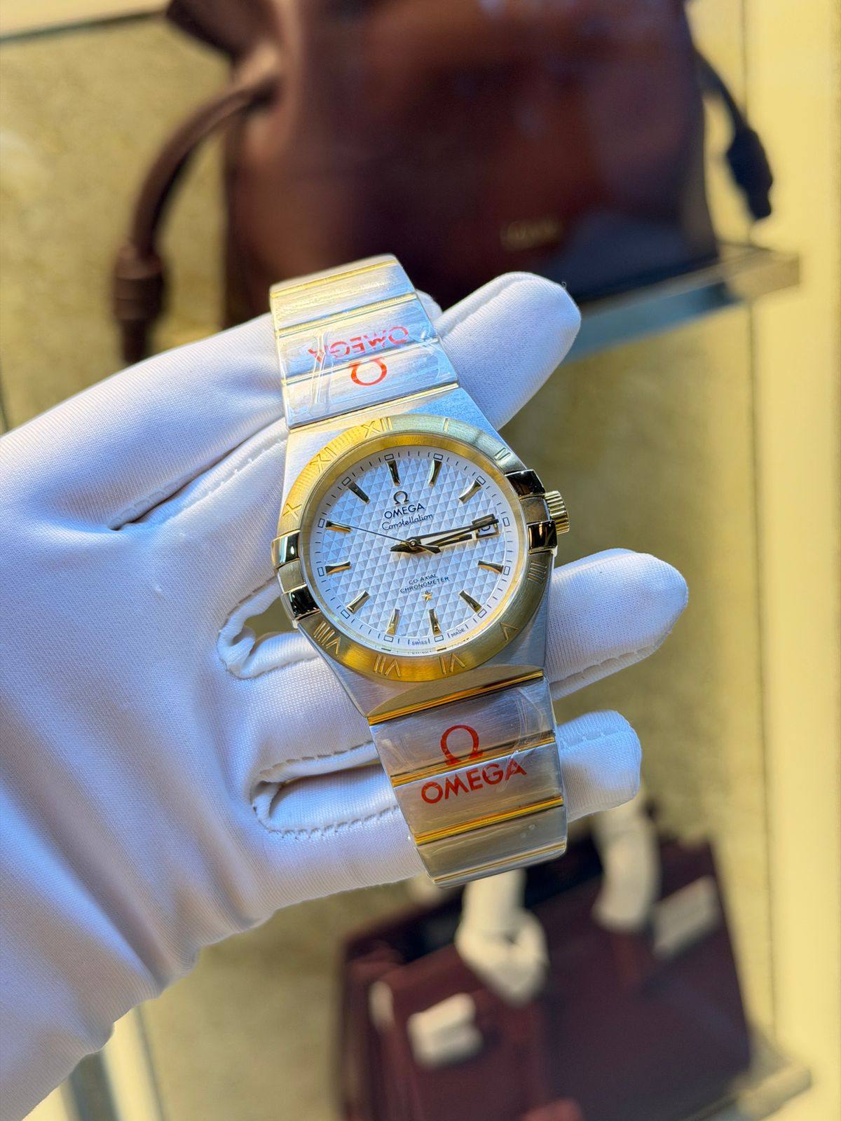 Omega
40mm   
Automatic 
260 dhs❣️

Zain85
♥️♥️♥️