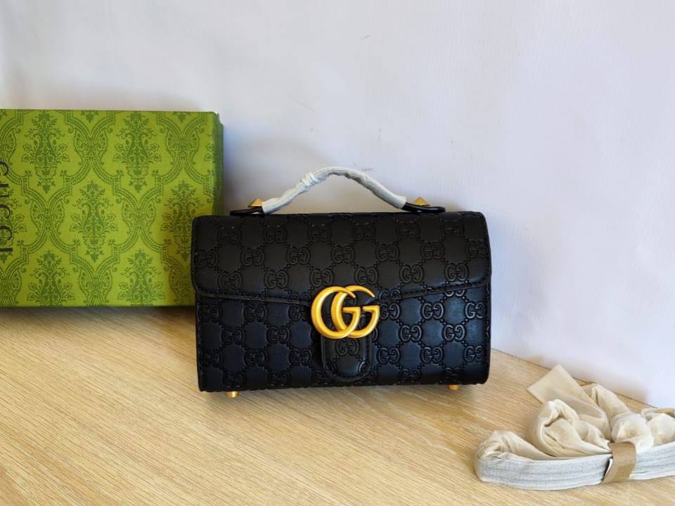 Bags

90 dhs🇦🇪

with box
🎁🎁🎁

size 23cm

Zain26
♥️♥️♥️