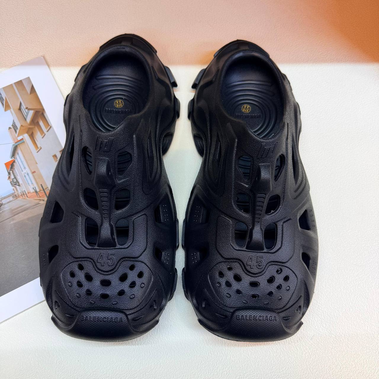 Balenciaga
Size 41 to 45
65 dhs❣️

Zain236
♥️♥️♥️