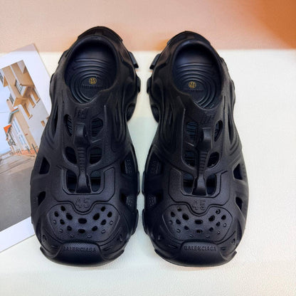 Balenciaga
Size 41 to 45
65 dhs❣️

Zain236
♥️♥️♥️
