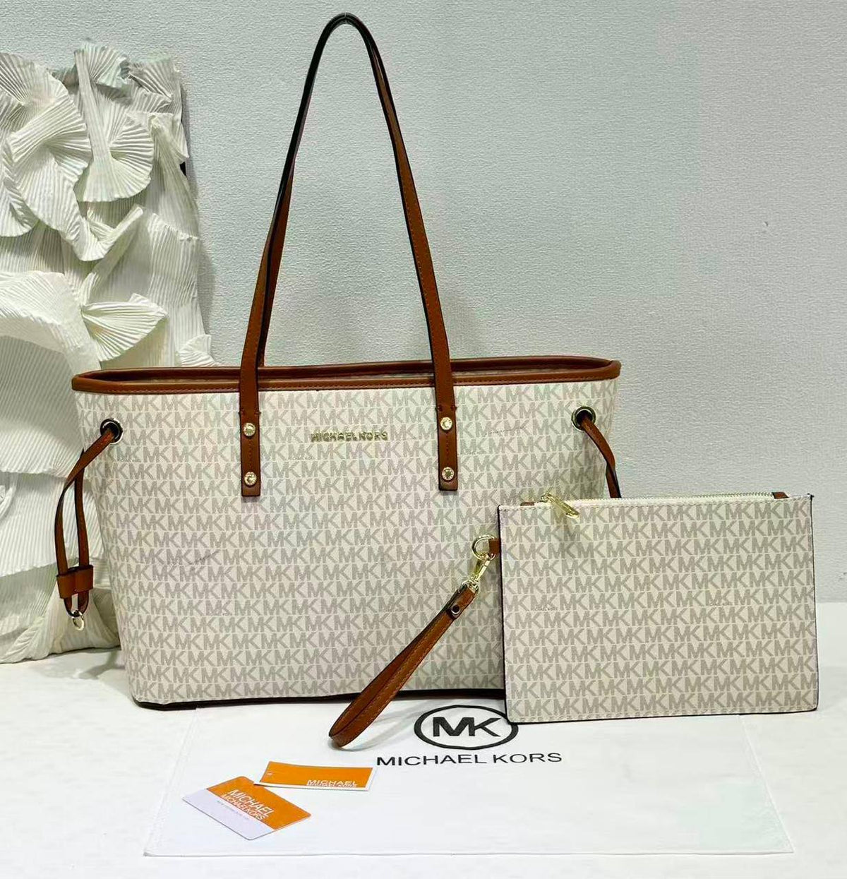 MK 
2 in 1

First quality 
Size : 36 * 14 * 26 cm

with pouch
100 dhs🇦🇪🇦🇪

Zain115
♥️♥️♥️