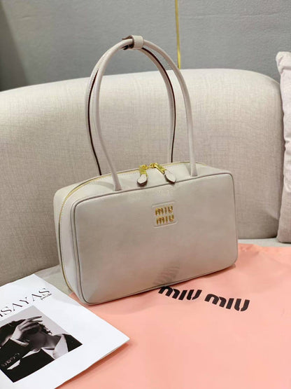 Miu Miu
High quality
95 dhs✅

Zain50
♥️♥️♥️