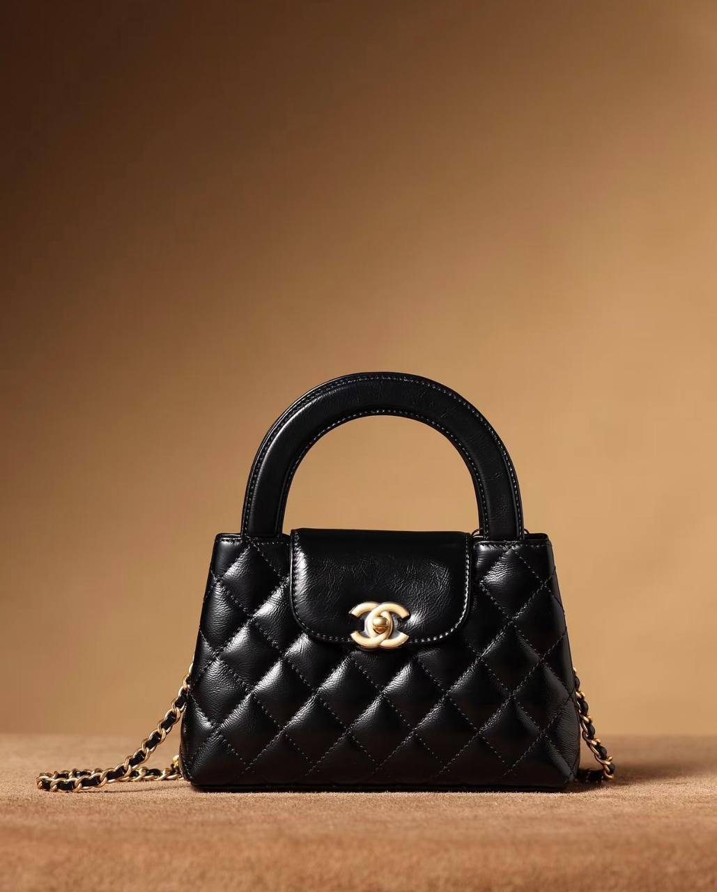 Chanel
100 dhs✅
Chanel Kelly 
size 19 cm

Zain07
♥️♥️♥️