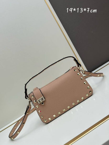 Valentino  
Master🌺🌺
size：19cm  
250 dhs✅

Zain114
♥️♥️♥️