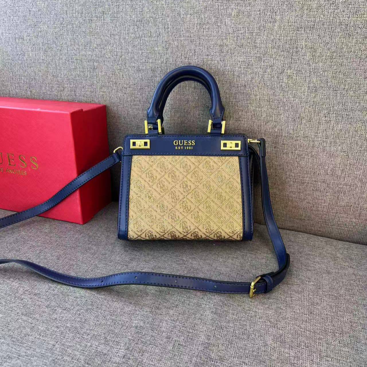 Bags

95 dhs✅

with box
🎁🎁🎁

Zain26
♥️♥️♥️