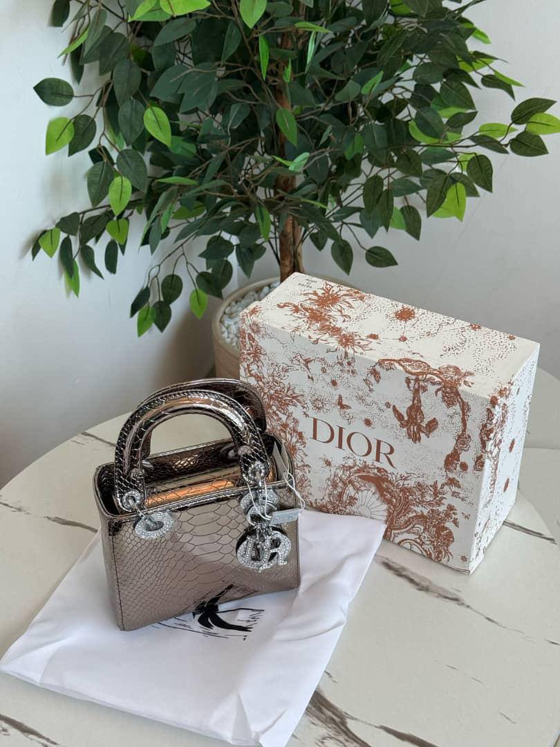 Dior 🎥🎥🎥
Best quality
With box’s
🎁🎁🎁

120 dhs🇦🇪
size 18cm

Zain158
♥️♥️♥️