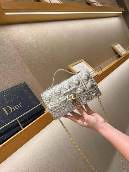 Dior

with box
🎁🎁🎁

120 dhs✅

Zain143
♥️♥️♥️