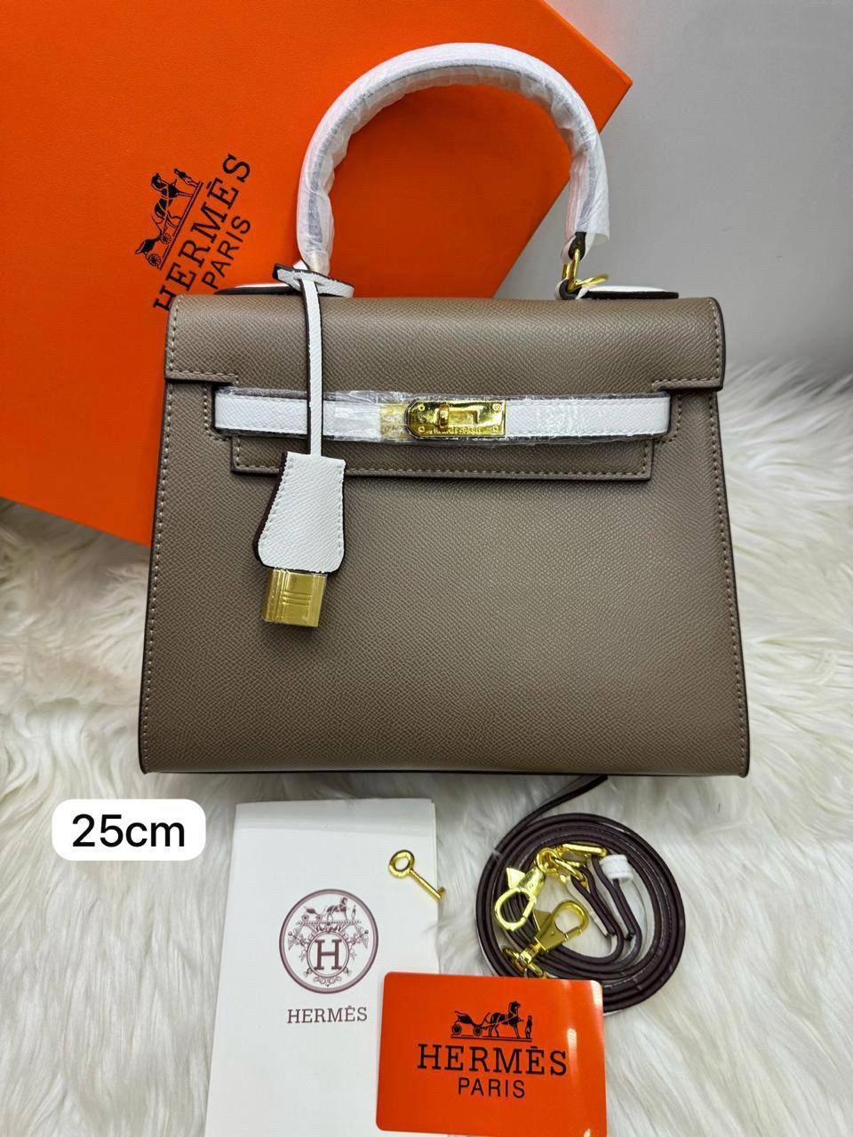 Hermes Kelly
Size : 25 * 20  cm
95 dhs🪙💕
with box 🎁

Zain115
♥️♥️♥️