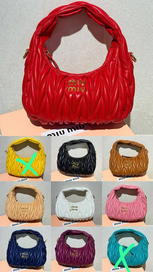 Miu Miu 
20cm
90 dhs🪙🖤

Zain44
♥️♥️♥️