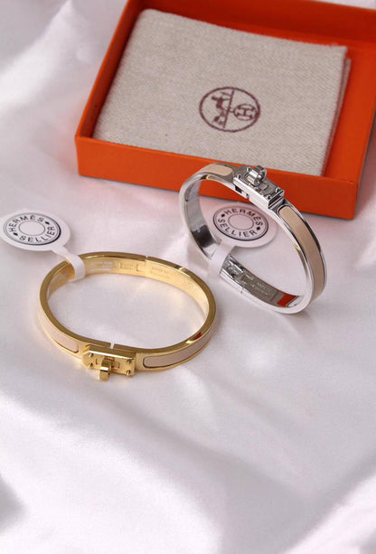 *HERMES*  🧡🐎
    *  ⬆️MINI CLIC KELLY BRACELET
* ⁠↗️ *Super Master Quality* ®️
* ⁠Gold Plated
* ⁠Size 17cm
*125 dhs👑* with *Normal* Box & Bag
*145 dhs👑* with *Orignal* Packaging 🎁

Zain209
♥️♥️♥️