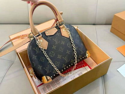 LV
 COPY ONE 

 WITH BOX 
🎁🎁🎁

180 dhs✅

Zain39
♥️♥️♥️