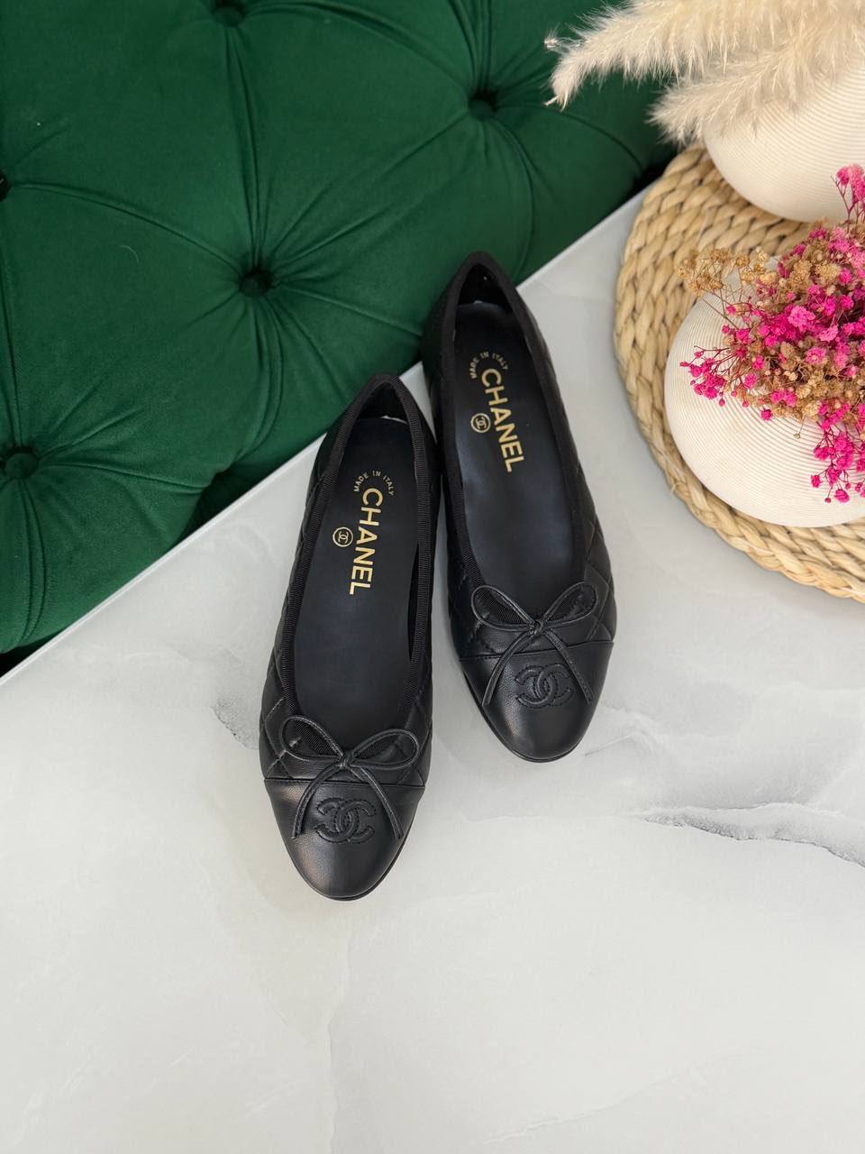 Chanel 
Vip quality 
Size:36 to 41 
450 dhs💛

Zain113
♥️♥️