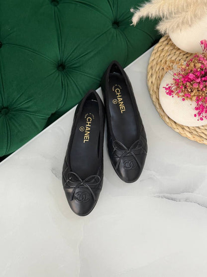 Chanel 
Vip quality 
Size:36 to 41 
450 dhs💛

Zain113
♥️♥️