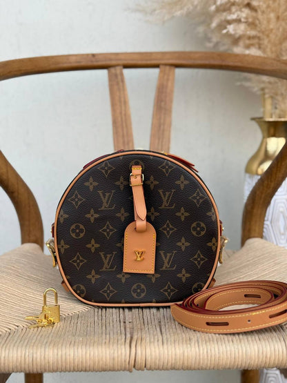 LV
21cm
340 dhs✅
Top quality 
With box🎁

Zain167
♥️♥️♥️