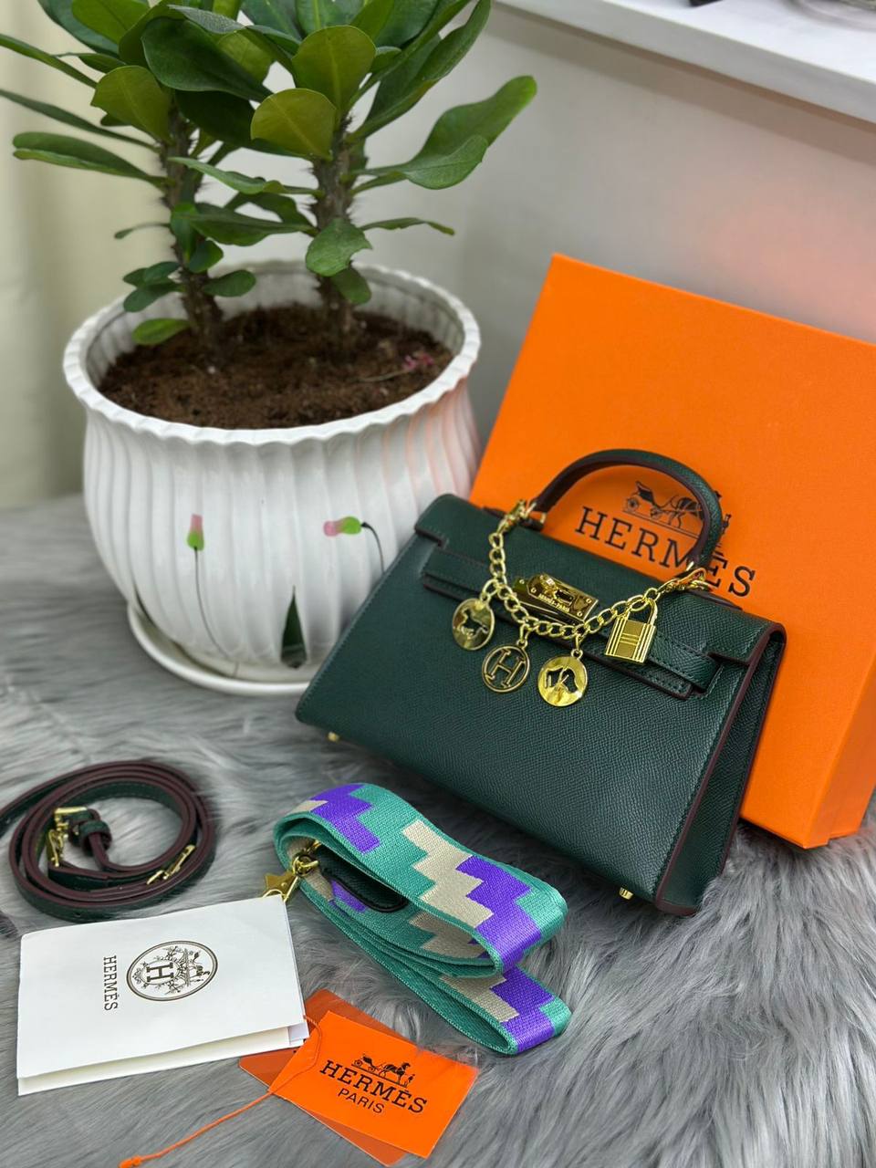 HERMES
SIZE……….  22  CM🌷
90 dhs🪙💕

with BOX✅

Zain51
♥️♥️♥️