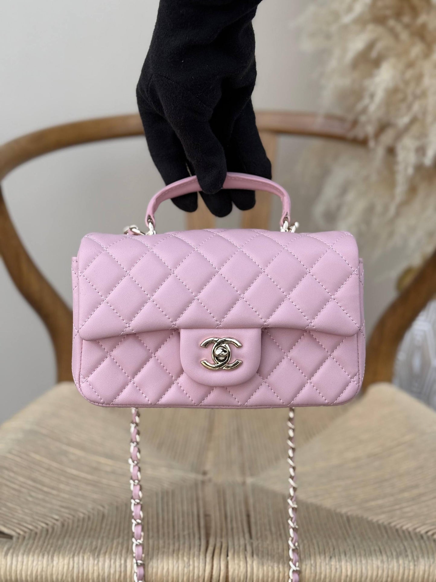 New collection✨✨✨
CHANEL
20cm
350 dhs👑
Top quality 
With box🎁

Zain167
♥️♥️♥️