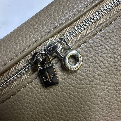 LORA PIANA 
GOOD QUALITY 
WITH BOX 
100 dhs🇦🇪🇦🇪

Zain295
♥️♥️♥️