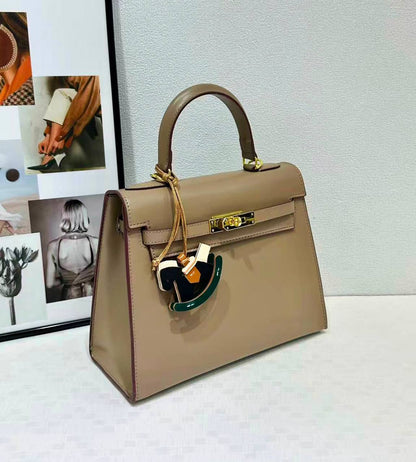 HERMES KELLY BIG SIZE NEW CAME GOOD QUALITY 
120 dhs🇦🇪🇦🇪
Size: 28cm

Zain295
♥️♥️♥️
