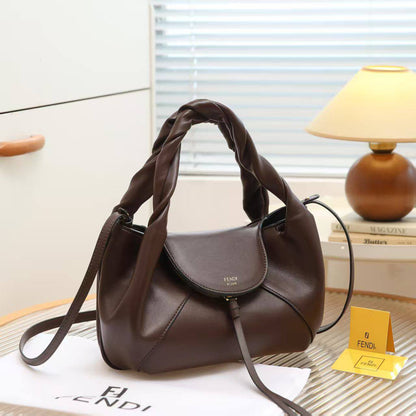 Fendi  
Best quality 
without box 
95 dhs✅
size 32CM

Zain290
♥️♥️♥️