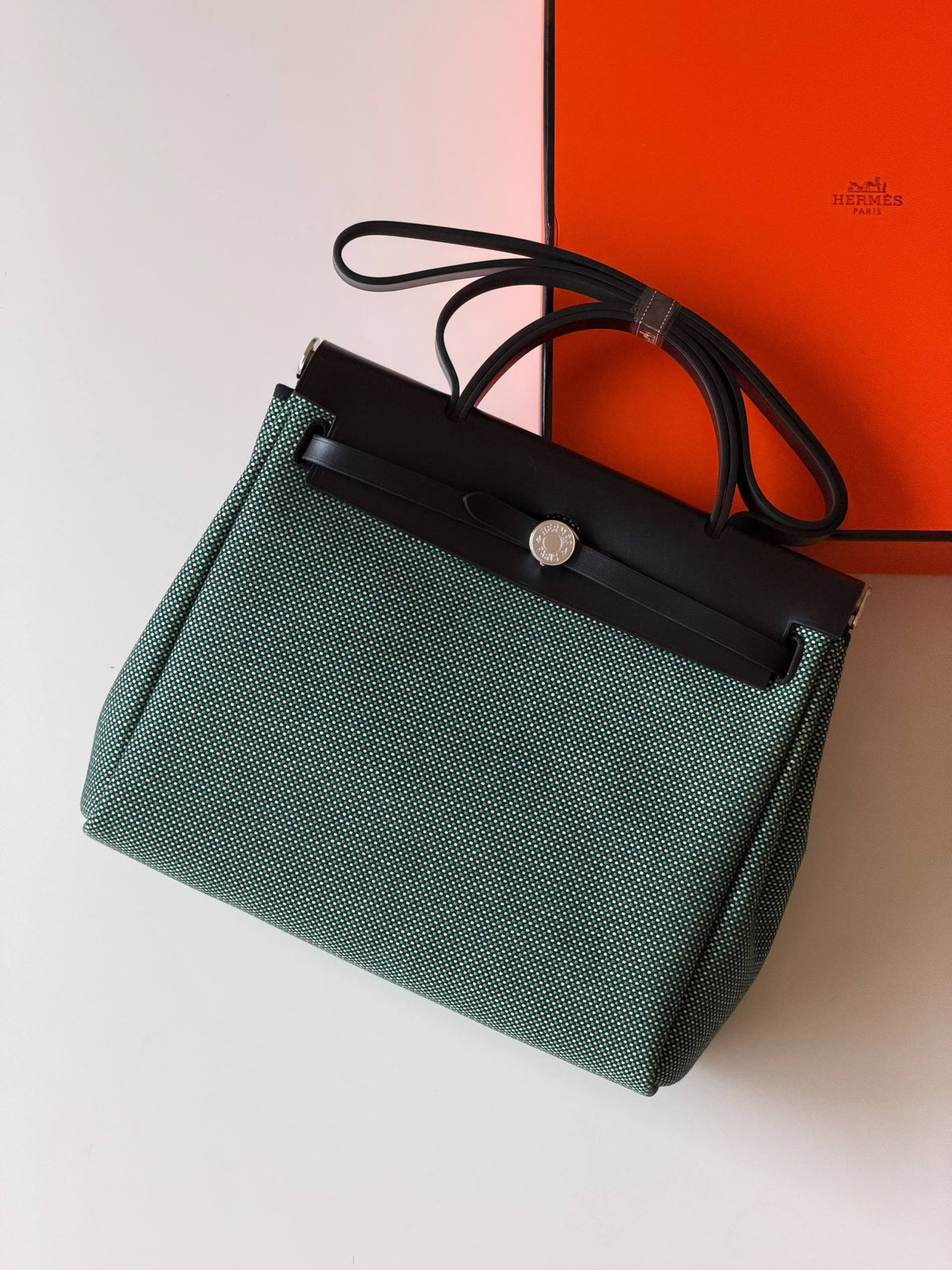 Hermes
Super AAA + Quality 💯

 With original packing🎁🎁
 SIZE:36and42
 Available now 

630 dhs🇦🇪🇦🇪

Zain52
♥️♥️♥️