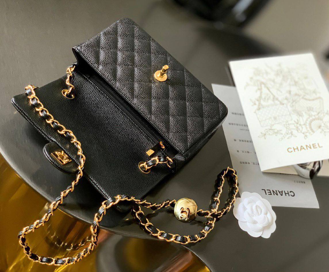 CHANEL

 RESTOCK 
GOOD QUALITY 

WITH BOX 
100 dhs🇦🇪🇦🇪

Size:22cm

Zain295
Zain39
♥️♥️♥️