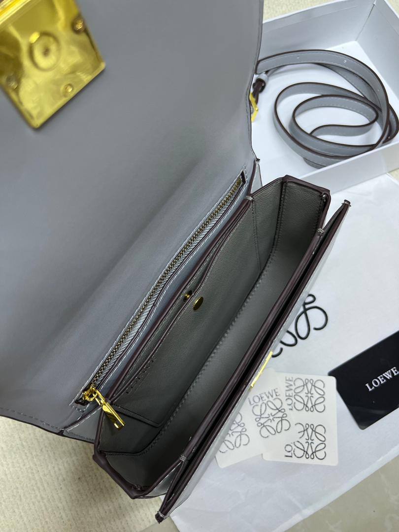 Loewe 

SMALL 20cm
95 dhs🇦🇪


BIG  24cm
100 dhs🇦🇪

with box

Zain213
♥️♥️♥️
