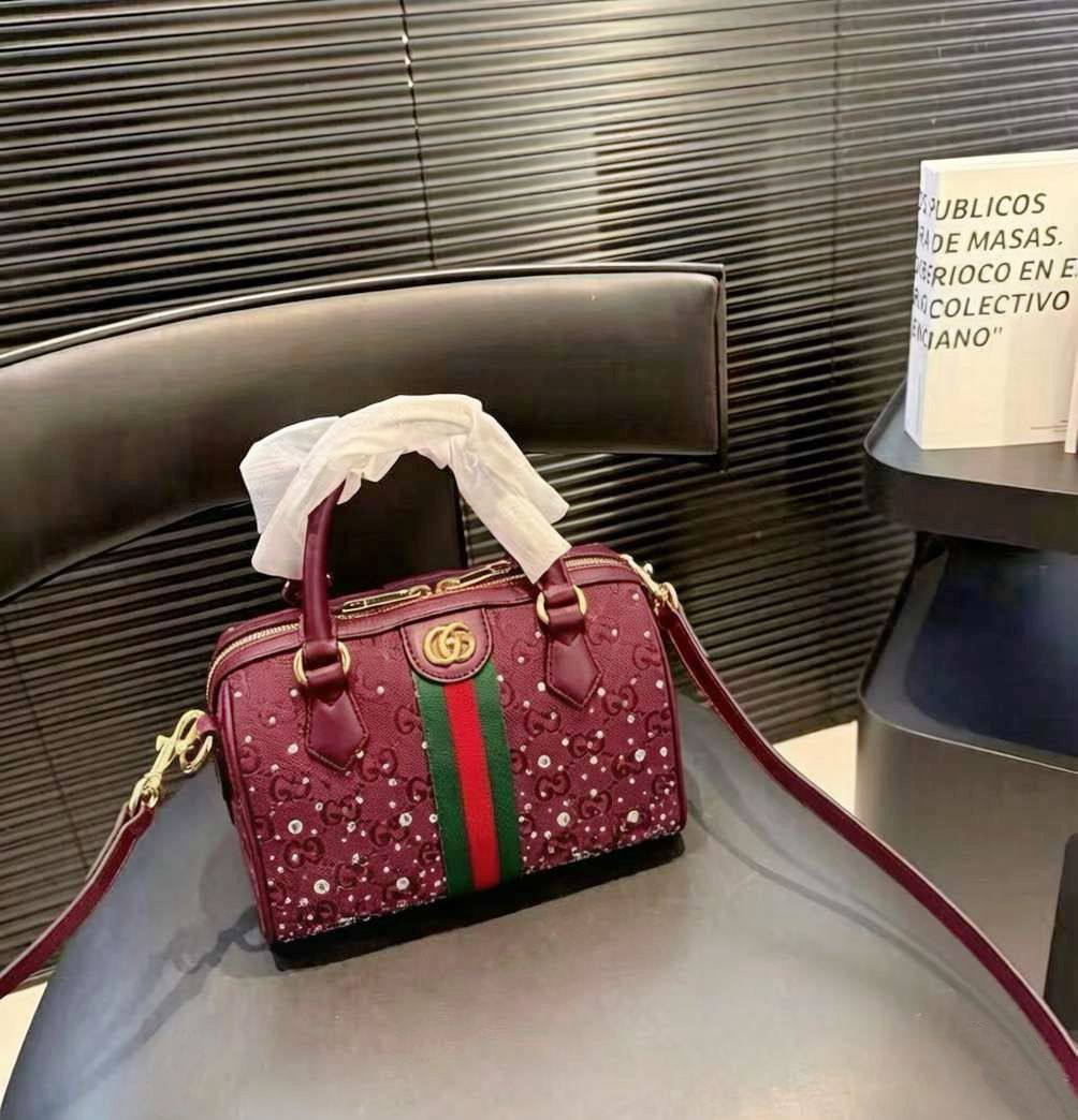 GUCCI 

COPY ONE NEW CAME 

WITH BOX 
🎁🎁🎁

205 dhs❣️

Zain39
♥️♥️♥️