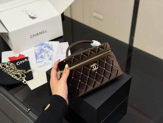 Chanel 
Size 20x11.5cm
220 dhs🪙🌨️

With box
🎁🎁🎁

Zain189
♥️♥️♥️