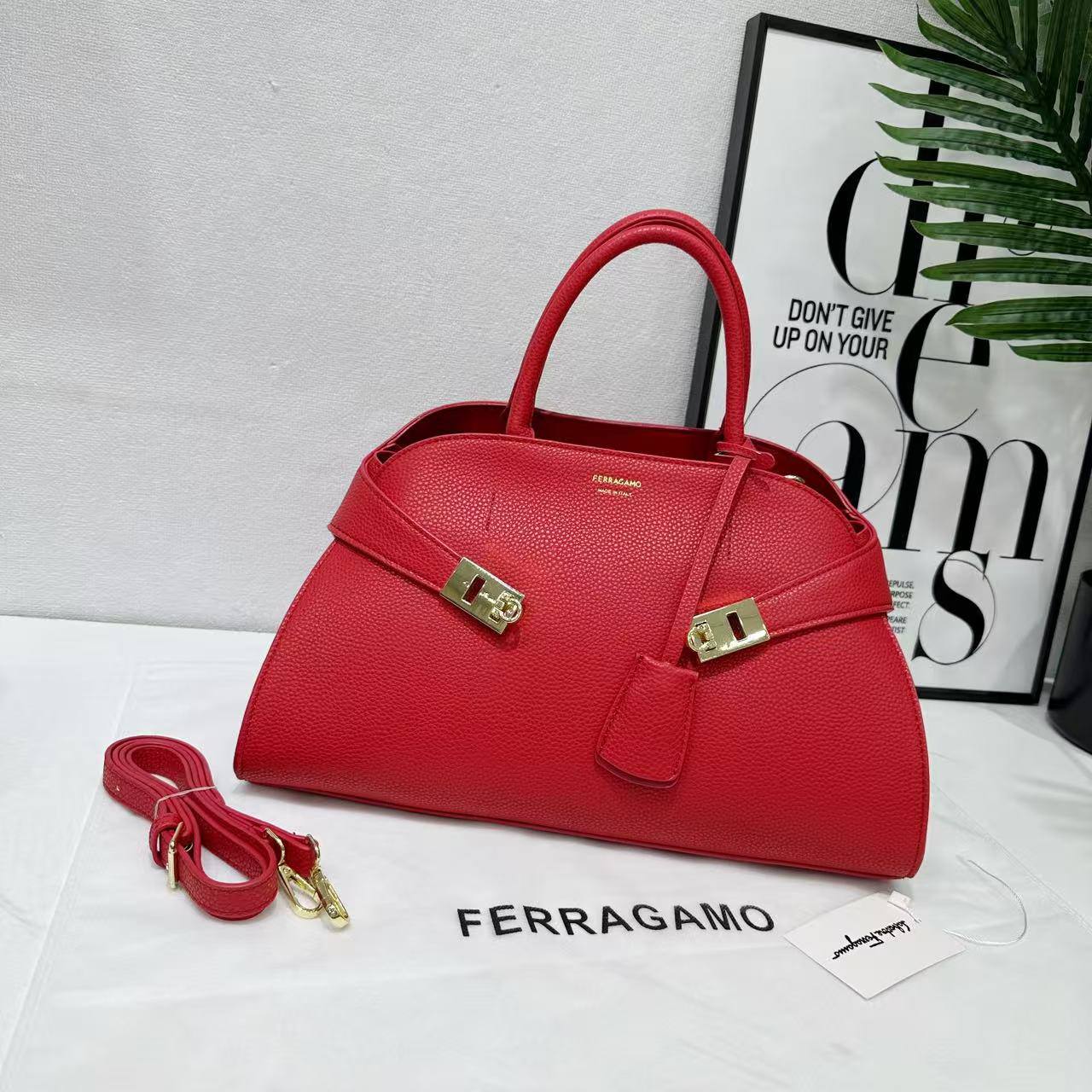 Perragamo
New
120 dhs🪙🌨️

Zain200
♥️♥️♥️