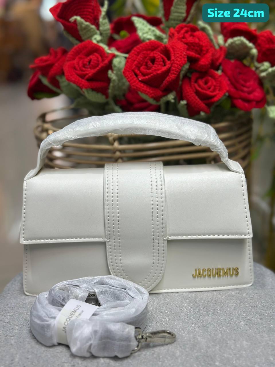 Jacquemus

Good quality 

with box 🎁🎁🎁

100 dhs🇦🇪

Zain186
♥️♥️♥️