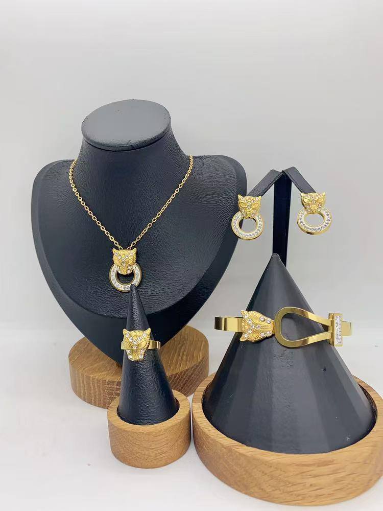 Stainless steel SET 💯*
Necklace ❤️‍🩹
Earring 🍁
Breslat ❣️
Ring 💍 free size
With normal boxes 📦 
And paper bag 🛍️
45 dhs🪙🌨️

Zain216
♥️♥️♥️