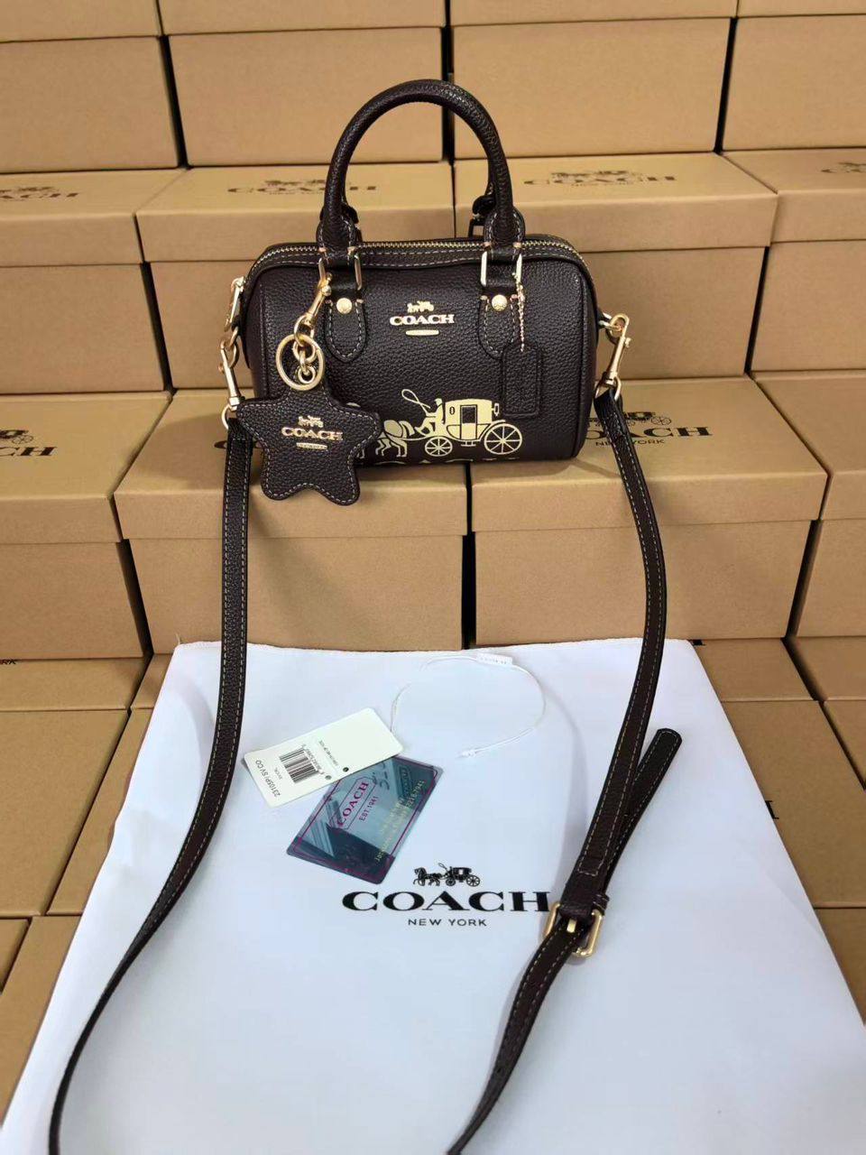 Coach
100 dhs✅
SIZE：17cm
good-quality
 with box

Zain35
♥️♥️♥️