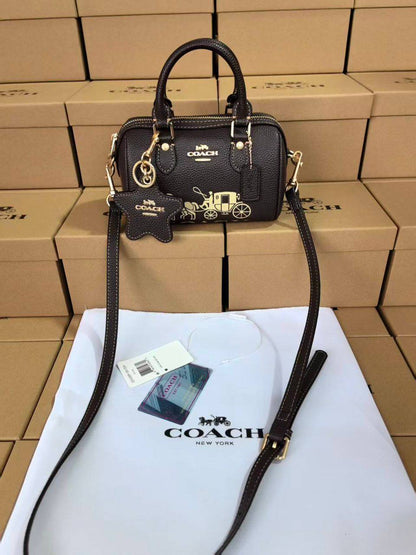 Coach
100 dhs✅
SIZE：17cm
good-quality
 with box

Zain35
♥️♥️♥️