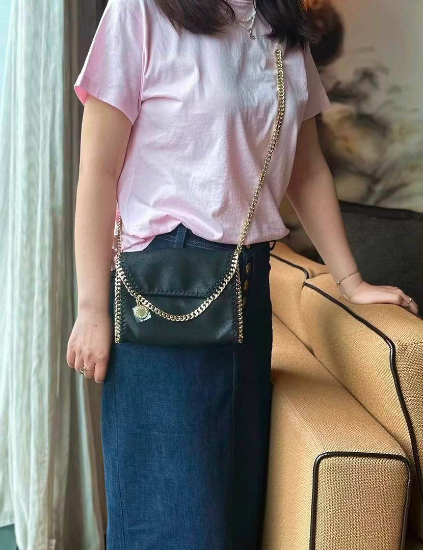 Stella
110 dhs🇦🇪🇦🇪
Size：20cm
good-quality with box

Zain35
♥️♥️♥️
