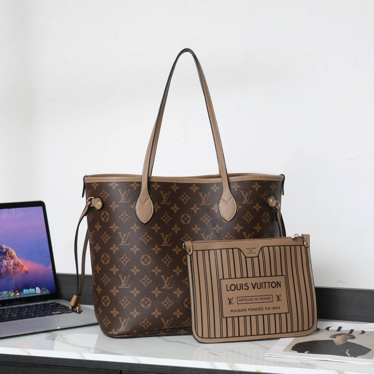 LV
best quality 

with box

115 dhs🇦🇪🇦🇪
size 42CM

Zain290
♥️♥️♥️