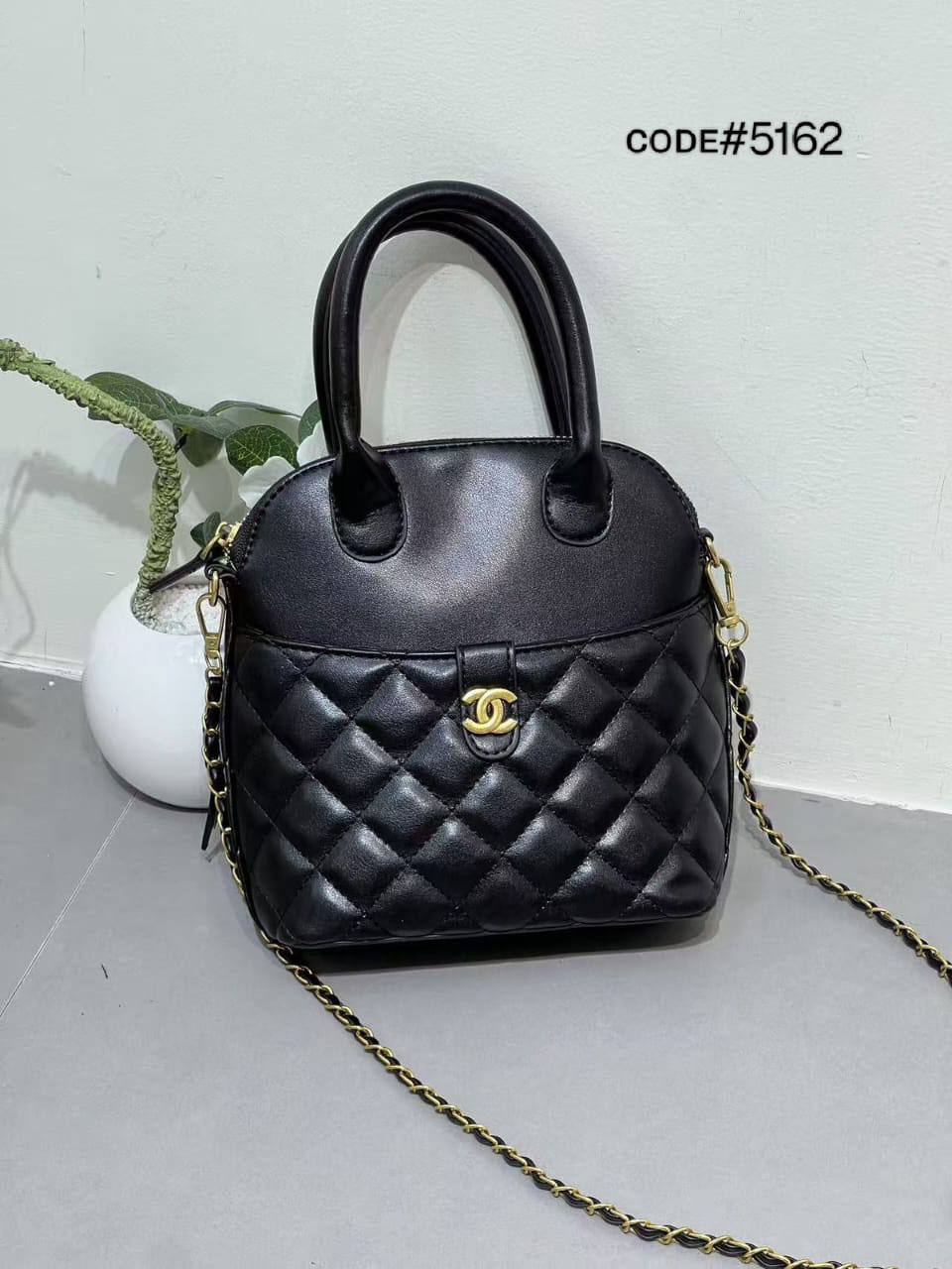 CHANEL ᴄʟᴜᴛᴄʜ
ᴡɪᴛʜ ᴄʜᴀɪɴ
ɢᴏʟᴅ ʜᴀʀᴅᴡᴀʀᴇ
sᴜᴀᴅᴇ ᴄᴀʟғsᴋɪɴ ᴍᴀᴛᴇʀɪᴀʟ
sɪᴢᴇ : 19 cm

70 dhs🪙💕

Zain31
♥️♥️♥️